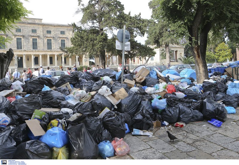 Τραγικές εικόνες στην Κέρκυρα: Βουνό τα σκουπίδια για τρίτη εβδομάδα σε τουριστική περίοδο | iefimerida.gr 8