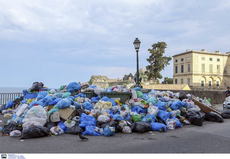 Τραγικές εικόνες στην Κέρκυρα: Βουνό τα σκουπίδια για τρίτη εβδομάδα σε τουριστική περίοδο | iefimerida.gr 0