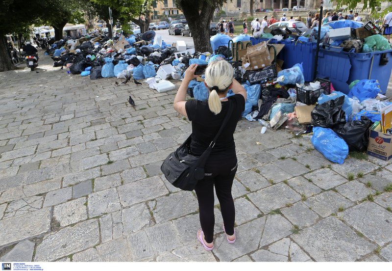 Τραγικές εικόνες στην Κέρκυρα: Βουνό τα σκουπίδια για τρίτη εβδομάδα σε τουριστική περίοδο | iefimerida.gr 1