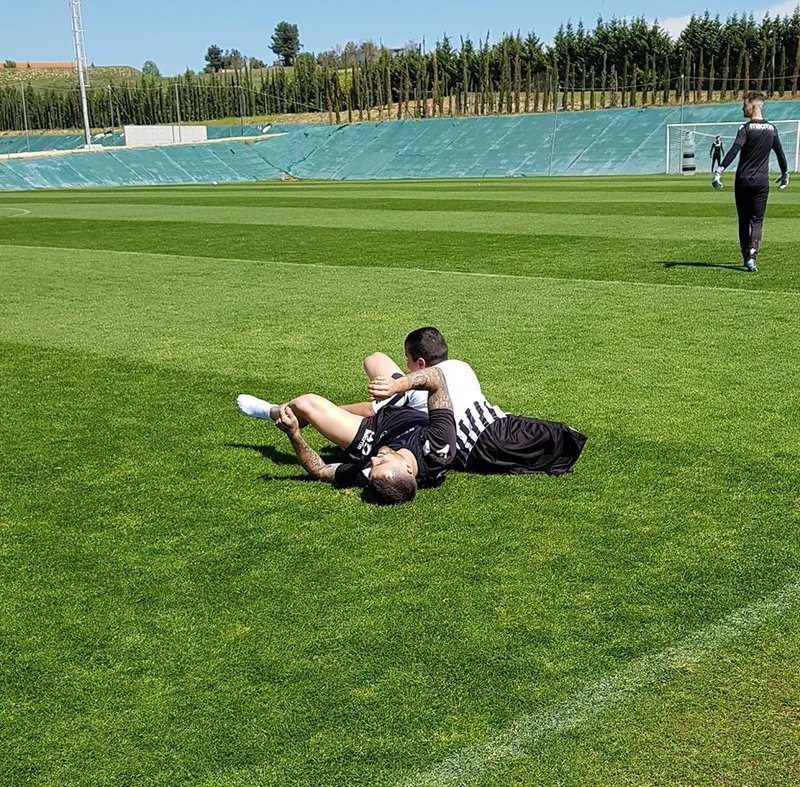 Ο πραγματικός νικητής: Ο μικρός Ιησούς έβαλε προσθετικά μέλη και πήγε στην προπόνηση του ΠΑΟΚ όρθιος [εικόνες & βίντεο] | iefimerida.gr 3