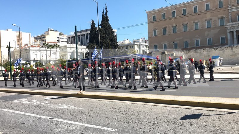 Μαθητική παρέλαση για την 25η Μαρτίου στο κέντρο της Αθήνας -Και με παραδοσιακές φορεσιές [εικόνες & βίντεο] | iefimerida.gr 3