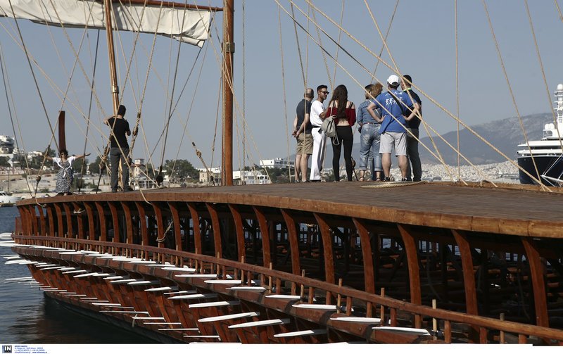 Η μεγαλόπρεπης τριήρης Ολυμπίας περιμένει το κοινό στο λιμάνι της Ζέας [εικόνες] | iefimerida.gr 3