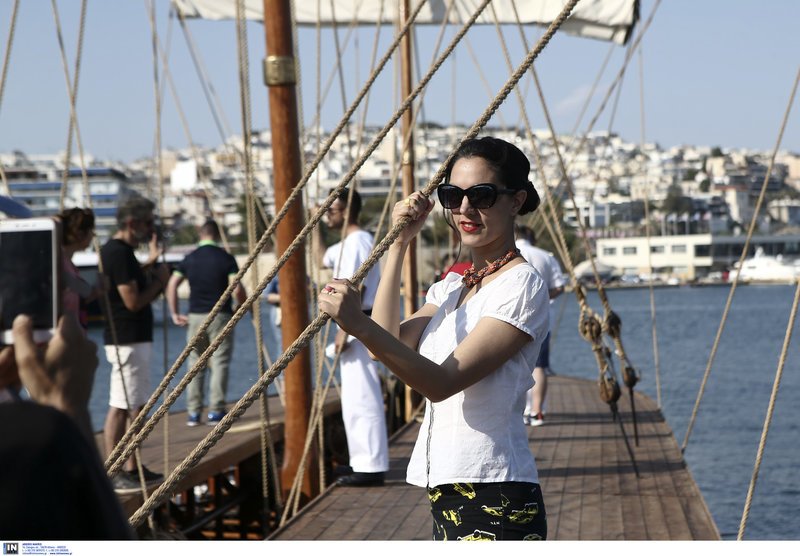 Η μεγαλόπρεπης τριήρης Ολυμπίας περιμένει το κοινό στο λιμάνι της Ζέας [εικόνες] | iefimerida.gr 4