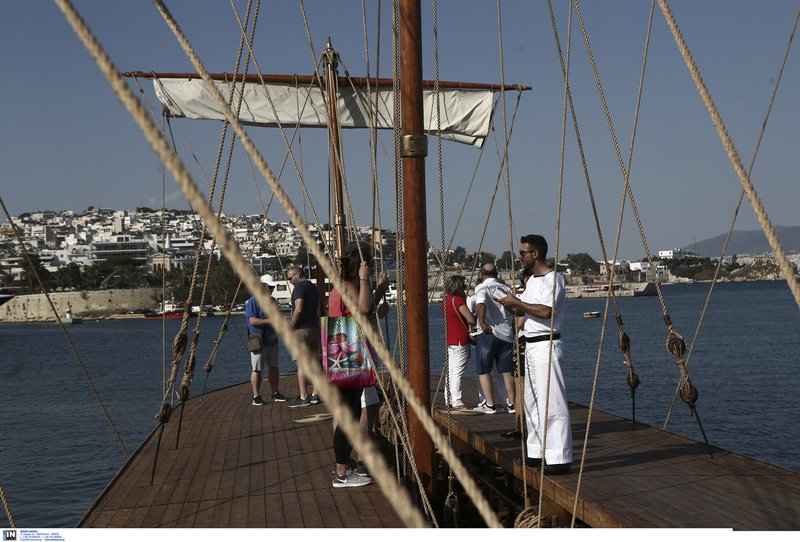 Η μεγαλόπρεπης τριήρης Ολυμπίας περιμένει το κοινό στο λιμάνι της Ζέας [εικόνες] | iefimerida.gr 2