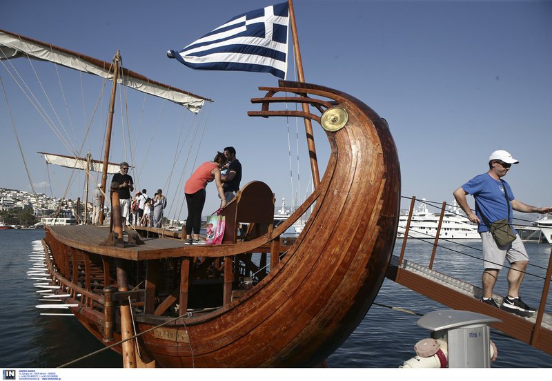 Η μεγαλόπρεπης τριήρης Ολυμπίας περιμένει το κοινό στο λιμάνι της Ζέας [εικόνες] | iefimerida.gr 1