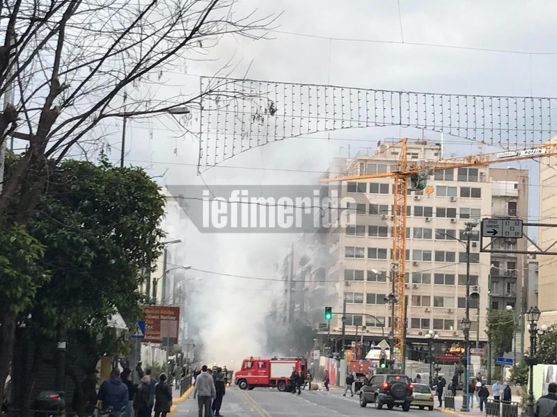 Ενταση στον Πειραιά: Οπαδοί του Ολυμπιακού συγκρούστηκαν με την Αστυνομία πριν την ομιλία Τσακαλώτου [εικόνες & βίντεο] | iefimerida.gr 7