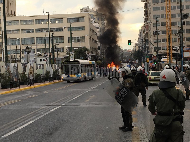 Ενταση στον Πειραιά: Οπαδοί του Ολυμπιακού συγκρούστηκαν με την Αστυνομία πριν την ομιλία Τσακαλώτου [εικόνες & βίντεο] | iefimerida.gr 2