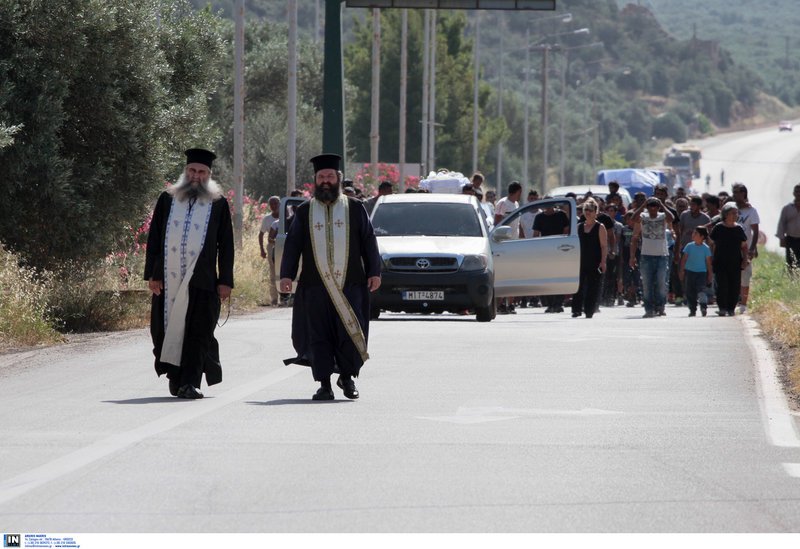 Αμφισσα: Οργή και οδύνη στην κηδεία της 13χρονης -Οδοφράγματα και φωτιές στην εθνική [εικόνες & βίντεο] | iefimerida.gr 2