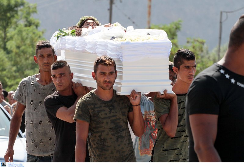 Αμφισσα: Οργή και οδύνη στην κηδεία της 13χρονης -Οδοφράγματα και φωτιές στην εθνική [εικόνες & βίντεο] | iefimerida.gr 3