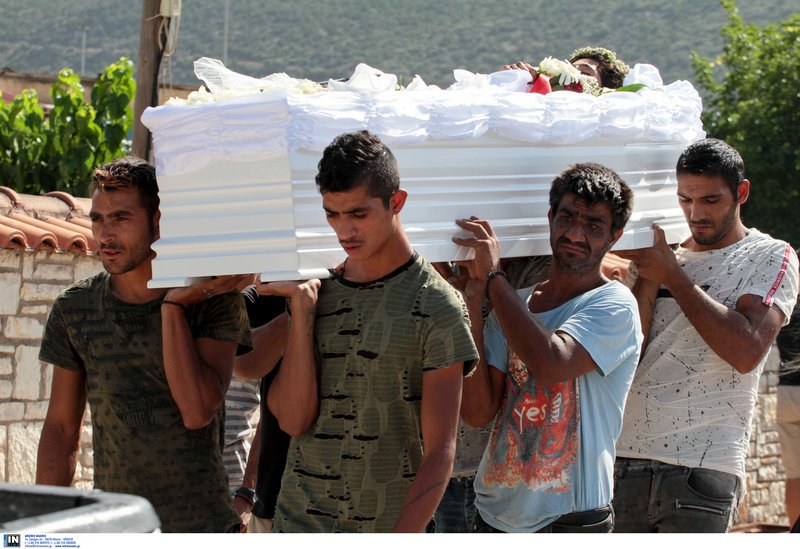 Αμφισσα: Οργή και οδύνη στην κηδεία της 13χρονης -Οδοφράγματα και φωτιές στην εθνική [εικόνες & βίντεο] | iefimerida.gr 4