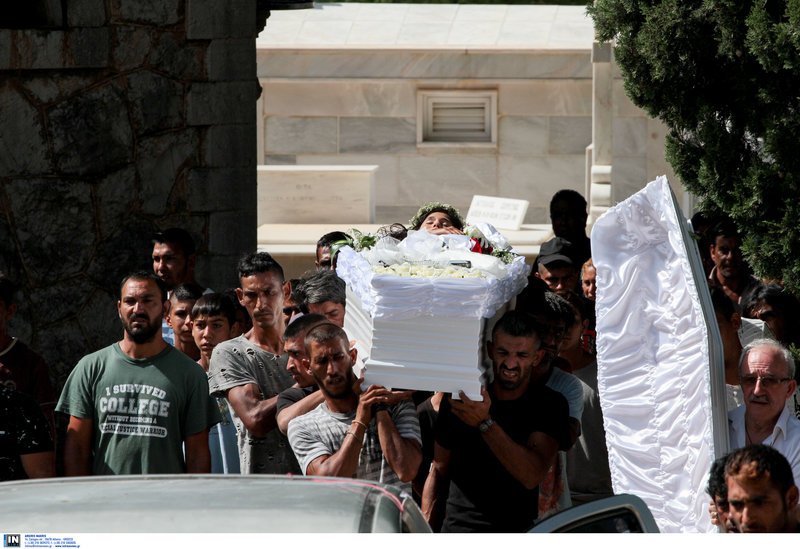 Αμφισσα: Οργή και οδύνη στην κηδεία της 13χρονης -Οδοφράγματα και φωτιές στην εθνική [εικόνες & βίντεο] | iefimerida.gr 8