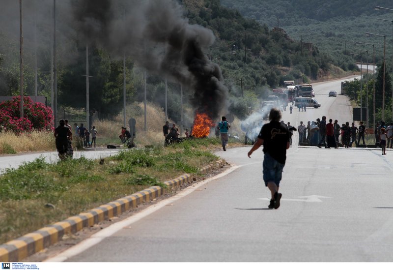 Αμφισσα: Οργή και οδύνη στην κηδεία της 13χρονης -Οδοφράγματα και φωτιές στην εθνική [εικόνες & βίντεο] | iefimerida.gr 18
