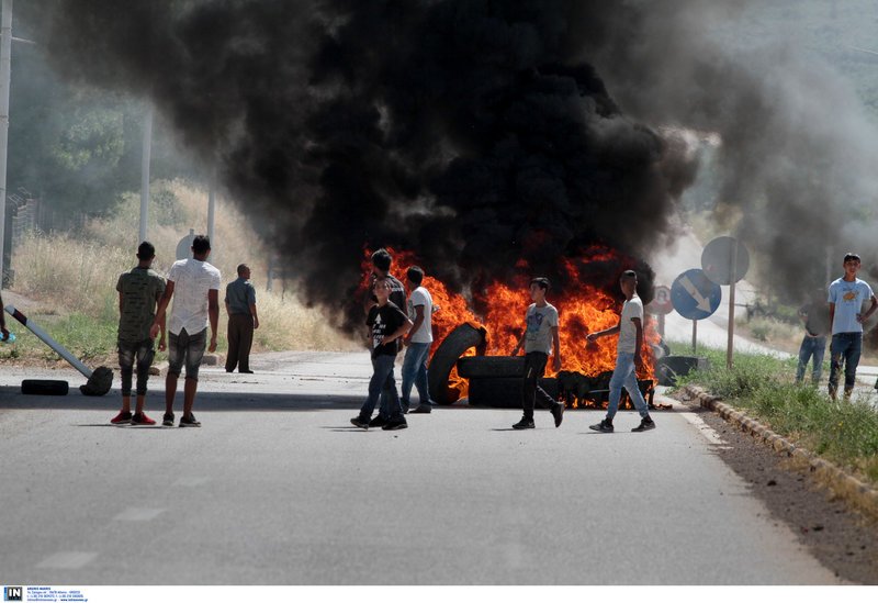 Αμφισσα: Οργή και οδύνη στην κηδεία της 13χρονης -Οδοφράγματα και φωτιές στην εθνική [εικόνες & βίντεο] | iefimerida.gr 13