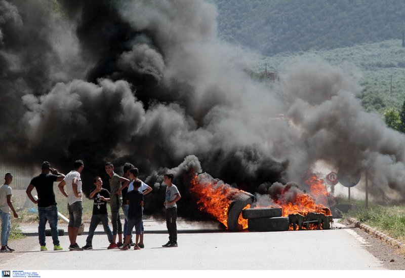 Αμφισσα: Οργή και οδύνη στην κηδεία της 13χρονης -Οδοφράγματα και φωτιές στην εθνική [εικόνες & βίντεο] | iefimerida.gr 14