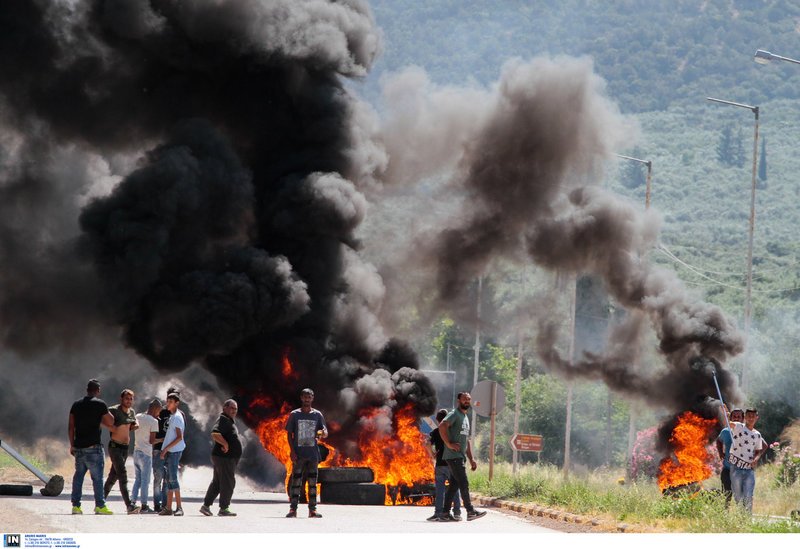 Αμφισσα: Οργή και οδύνη στην κηδεία της 13χρονης -Οδοφράγματα και φωτιές στην εθνική [εικόνες & βίντεο] | iefimerida.gr 0