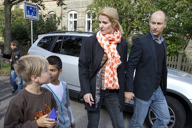  Αυτή είναι η ξανθιά πρωθυπουργός που ξελόγιασε τον Ομπάμα: Τα botox, τα Gucci, ο σύζυγος που ζει σε άλλη χώρα [εικόνες] | iefimerida.gr 3