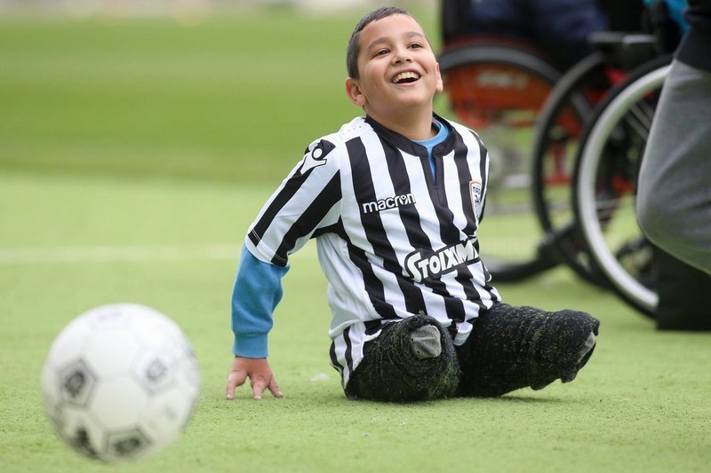 Ο πραγματικός νικητής: Ο μικρός Ιησούς έβαλε προσθετικά μέλη και πήγε στην προπόνηση του ΠΑΟΚ όρθιος [εικόνες & βίντεο] | iefimerida.gr 0