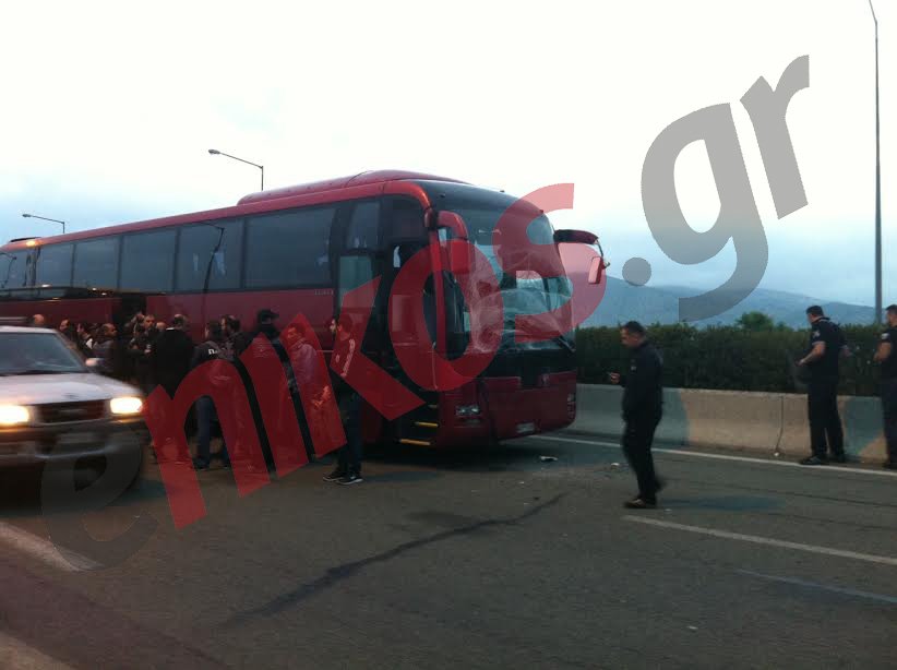Καραμπόλα με πέντε λεωφορεία από το κονβόι των οπαδών του ΠΑΟΚ - Επίθεση με πέτρες σε ένα πούλμαν [εικόνες] | iefimerida.gr 4