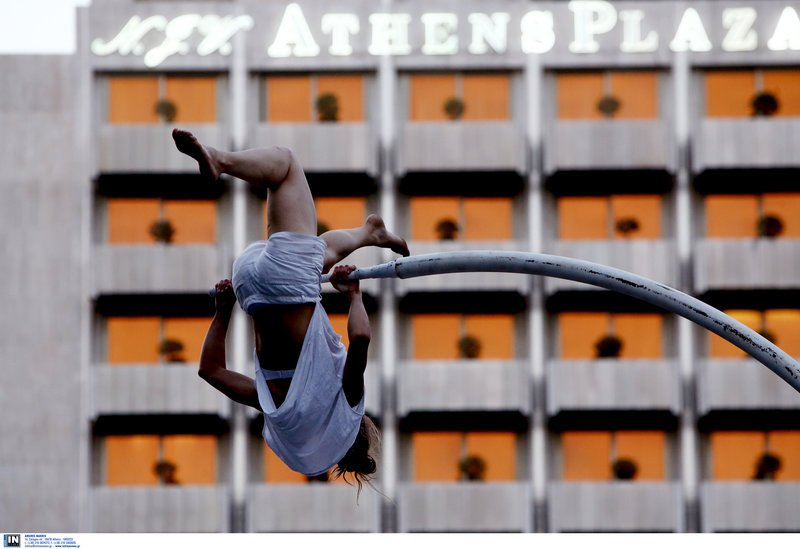 Απίστευτα ακροβατικά στο Σύνταγμα από την Chloe Moglia -Αφωνοι οι περαστικοί [εικόνες] | iefimerida.gr 0