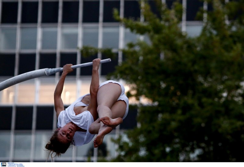 Απίστευτα ακροβατικά στο Σύνταγμα από την Chloe Moglia -Αφωνοι οι περαστικοί [εικόνες] | iefimerida.gr 1