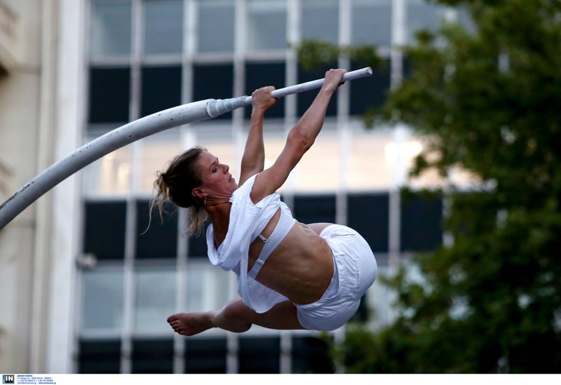 Απίστευτα ακροβατικά στο Σύνταγμα από την Chloe Moglia -Αφωνοι οι περαστικοί [εικόνες] | iefimerida.gr 2