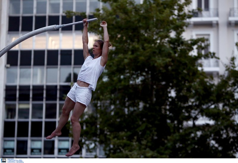 Απίστευτα ακροβατικά στο Σύνταγμα από την Chloe Moglia -Αφωνοι οι περαστικοί [εικόνες] | iefimerida.gr 3