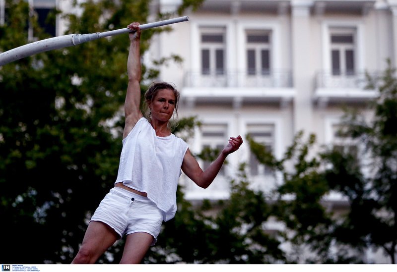 Απίστευτα ακροβατικά στο Σύνταγμα από την Chloe Moglia -Αφωνοι οι περαστικοί [εικόνες] | iefimerida.gr 4