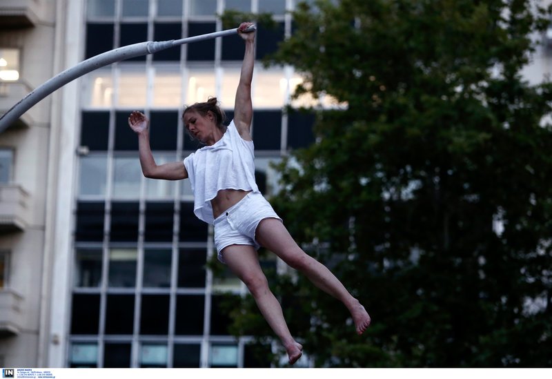 Απίστευτα ακροβατικά στο Σύνταγμα από την Chloe Moglia -Αφωνοι οι περαστικοί [εικόνες] | iefimerida.gr 5