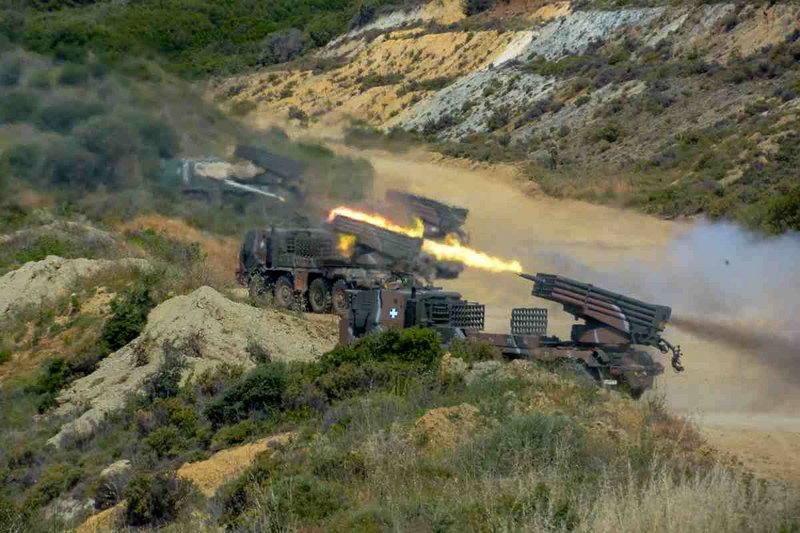 Ασκηση της 1ης Στρατιάς: Βολές με κάθε σύστημα και μέσο πυρός [εντυπωσιακές εικόνες] | iefimerida.gr 4