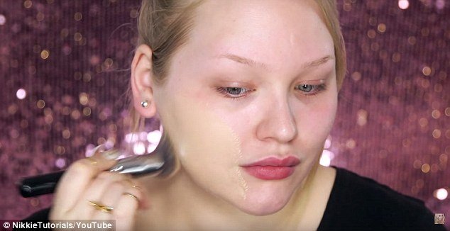 Το θαύμα του μέικ απ: Διάσημη μακιγιέζ βάφει μόνο το μισό πρόσωπό της και σοκάρει [εικόνες] | iefimerida.gr 1