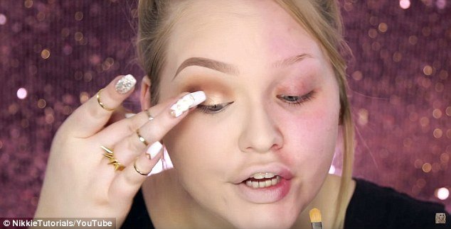 Το θαύμα του μέικ απ: Διάσημη μακιγιέζ βάφει μόνο το μισό πρόσωπό της και σοκάρει [εικόνες] | iefimerida.gr 4