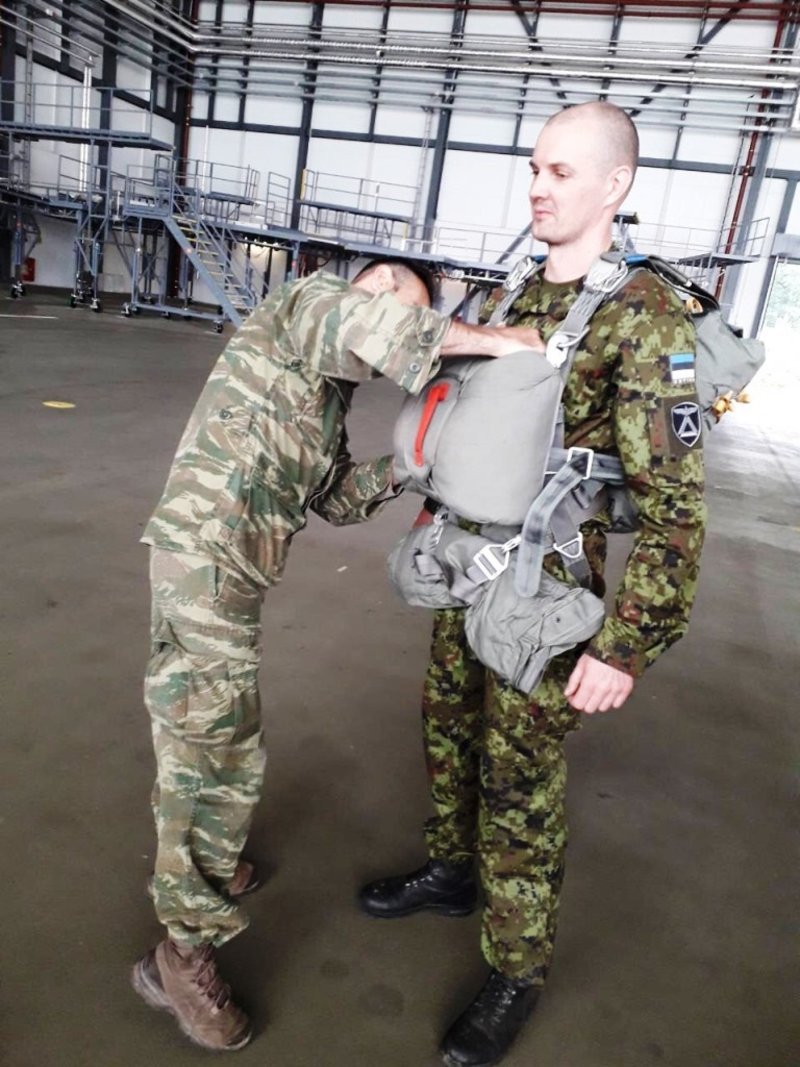 Ελληνες υπαξιωματικοί αλεξιπτωτιστές σε διεθνή εβδομάδα άλματος -«Βούτηξαν» στη Γερμανία [εικόνες] | iefimerida.gr 13