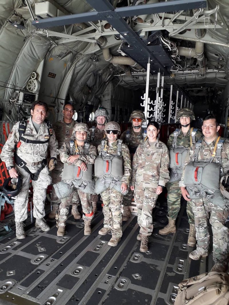 Ελληνες υπαξιωματικοί αλεξιπτωτιστές σε διεθνή εβδομάδα άλματος -«Βούτηξαν» στη Γερμανία [εικόνες] | iefimerida.gr 12