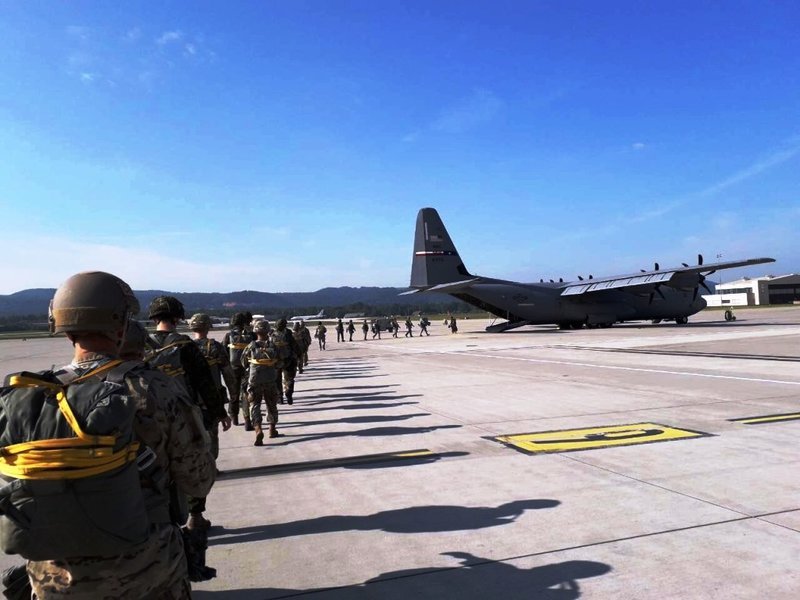 Ελληνες υπαξιωματικοί αλεξιπτωτιστές σε διεθνή εβδομάδα άλματος -«Βούτηξαν» στη Γερμανία [εικόνες] | iefimerida.gr 11