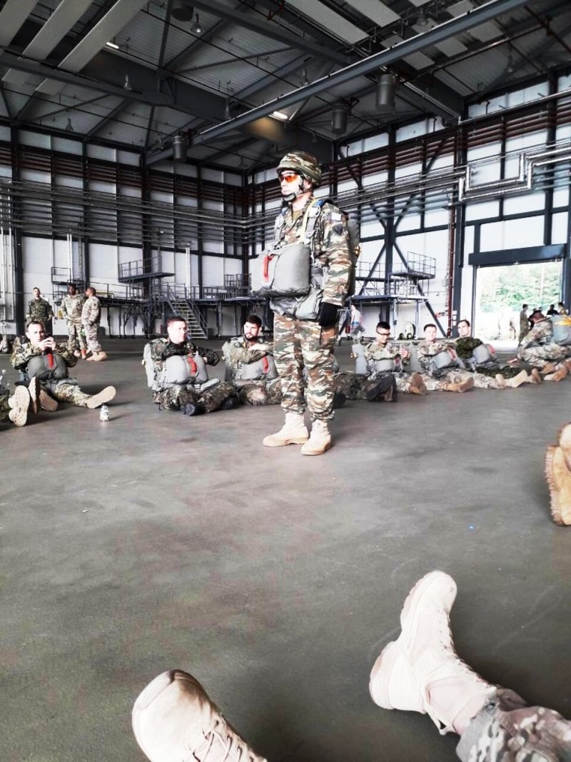 Ελληνες υπαξιωματικοί αλεξιπτωτιστές σε διεθνή εβδομάδα άλματος -«Βούτηξαν» στη Γερμανία [εικόνες] | iefimerida.gr 10