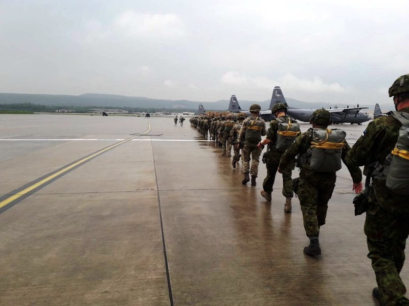 Ελληνες υπαξιωματικοί αλεξιπτωτιστές σε διεθνή εβδομάδα άλματος -«Βούτηξαν» στη Γερμανία [εικόνες] | iefimerida.gr 6