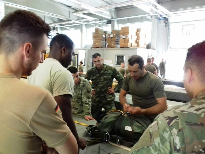 Ελληνες υπαξιωματικοί αλεξιπτωτιστές σε διεθνή εβδομάδα άλματος -«Βούτηξαν» στη Γερμανία [εικόνες] | iefimerida.gr 3