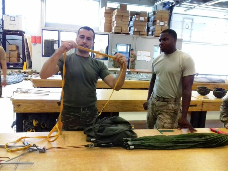 Ελληνες υπαξιωματικοί αλεξιπτωτιστές σε διεθνή εβδομάδα άλματος -«Βούτηξαν» στη Γερμανία [εικόνες] | iefimerida.gr 2