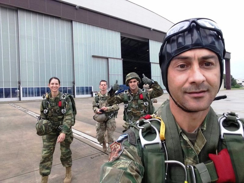 Ελληνες υπαξιωματικοί αλεξιπτωτιστές σε διεθνή εβδομάδα άλματος -«Βούτηξαν» στη Γερμανία [εικόνες] | iefimerida.gr 0