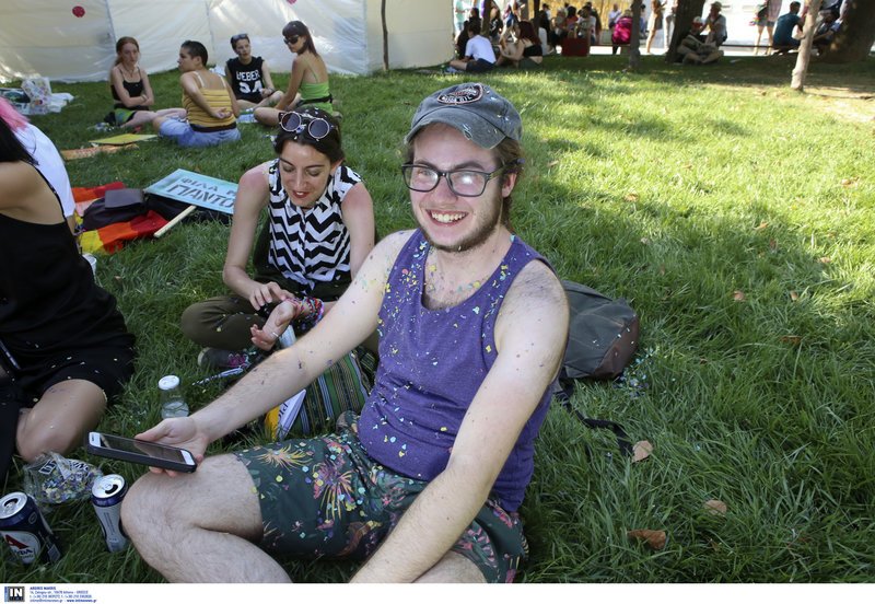 Athens Pride, Παρούσα: Ξέφρενο πάρτι με πολύχρωμες παρουσίες [εικόνες & βίντεο] | iefimerida.gr 22