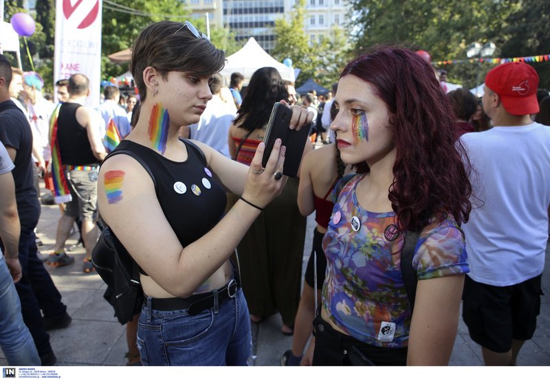 Athens Pride, Παρούσα: Ξέφρενο πάρτι με πολύχρωμες παρουσίες [εικόνες & βίντεο] | iefimerida.gr 16