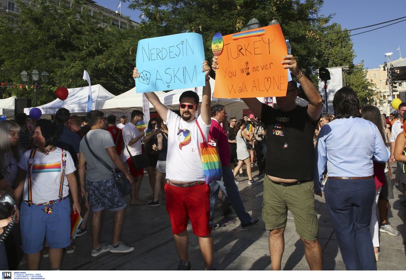 Athens Pride, Παρούσα: Ξέφρενο πάρτι με πολύχρωμες παρουσίες [εικόνες & βίντεο] | iefimerida.gr 13