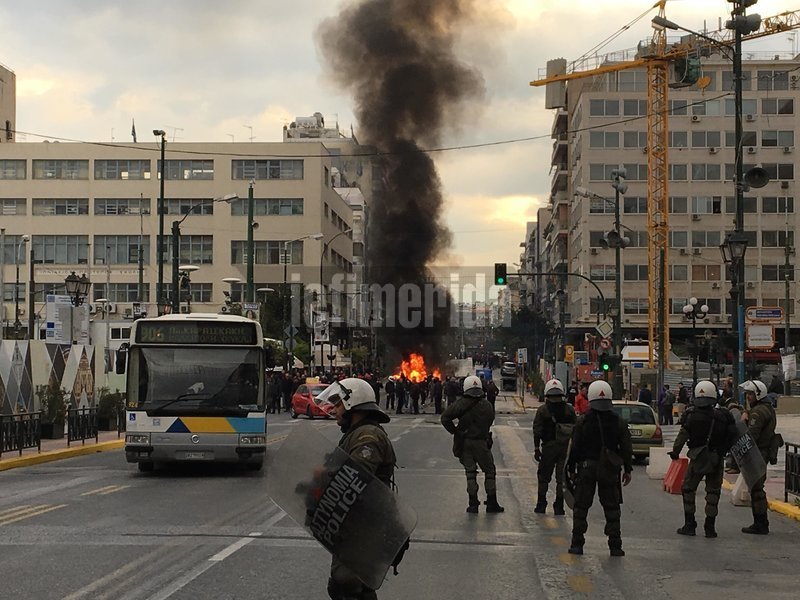 Ενταση στον Πειραιά: Οπαδοί του Ολυμπιακού συγκρούστηκαν με την Αστυνομία πριν την ομιλία Τσακαλώτου [εικόνες & βίντεο] | iefimerida.gr 1