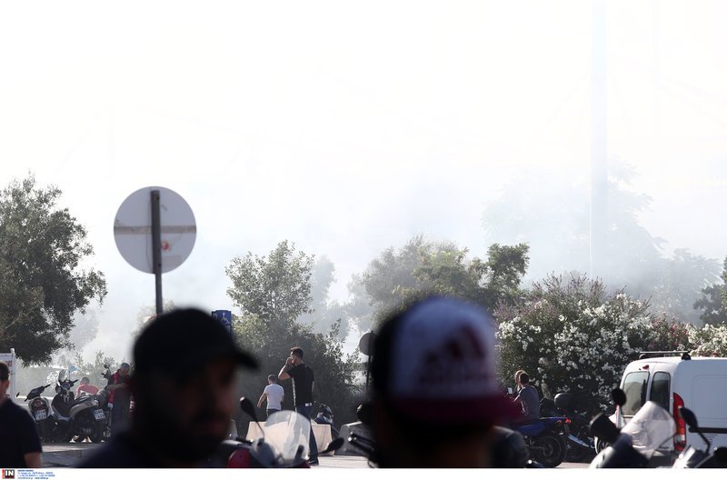 Επεισόδια ξανά έξω από το ΣΕΦ -Μολότοφ, καμένο βαν, 3 τραυματίες αστυνομικοί [εικόνες & βίντεο] | iefimerida.gr 0