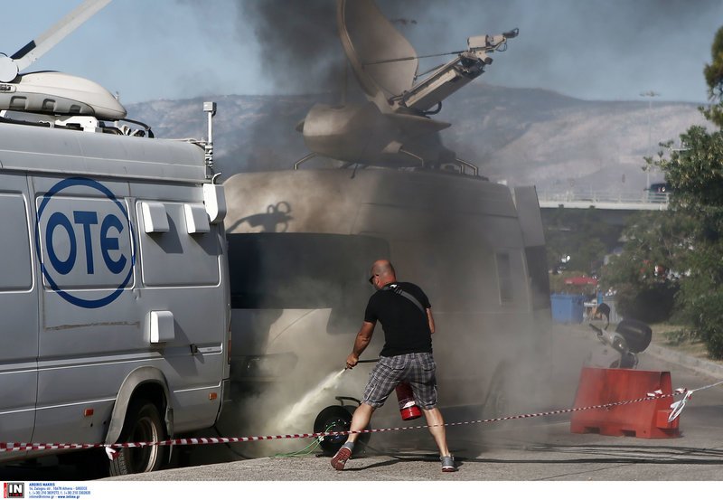 Επεισόδια ξανά έξω από το ΣΕΦ -Μολότοφ, καμένο βαν, 3 τραυματίες αστυνομικοί [εικόνες & βίντεο] | iefimerida.gr 3