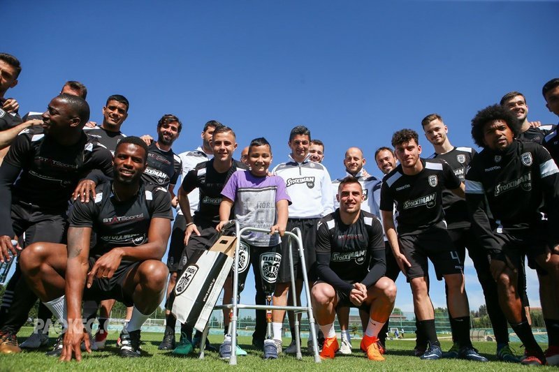 Ο πραγματικός νικητής: Ο μικρός Ιησούς έβαλε προσθετικά μέλη και πήγε στην προπόνηση του ΠΑΟΚ όρθιος [εικόνες & βίντεο] | iefimerida.gr 4