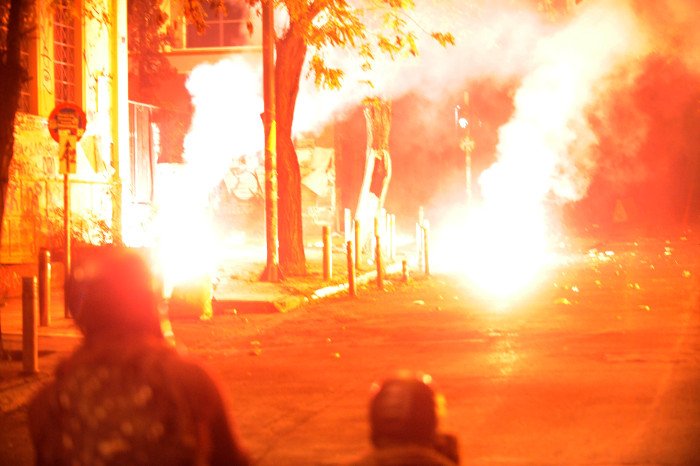 Κλεφτοπόλεμος ΜΑΤ-Κουκουλοφόρων στα Εξάρχεια [εικόνες & βίντεο] | iefimerida.gr 6