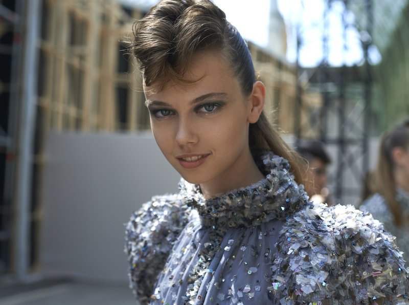 Τονισμένοι ώμοι, ένα ακόμη χαρακτηριστικό της συλλογής.