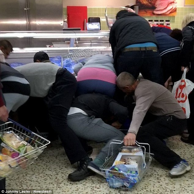 Βρετανία: Ποδοπατήθηκαν σε μαγαζί για τις εκπτώσεις [εικόνες] | iefimerida.gr 0