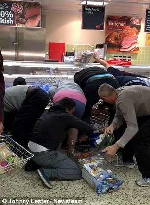 Βρετανία: Ποδοπατήθηκαν σε μαγαζί για τις εκπτώσεις [εικόνες] | iefimerida.gr 1